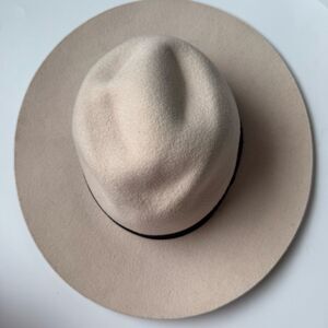 Aritzia Auxiliary Tan 100% Wool Fedora Hat Size S/M Adjustable Fall Style